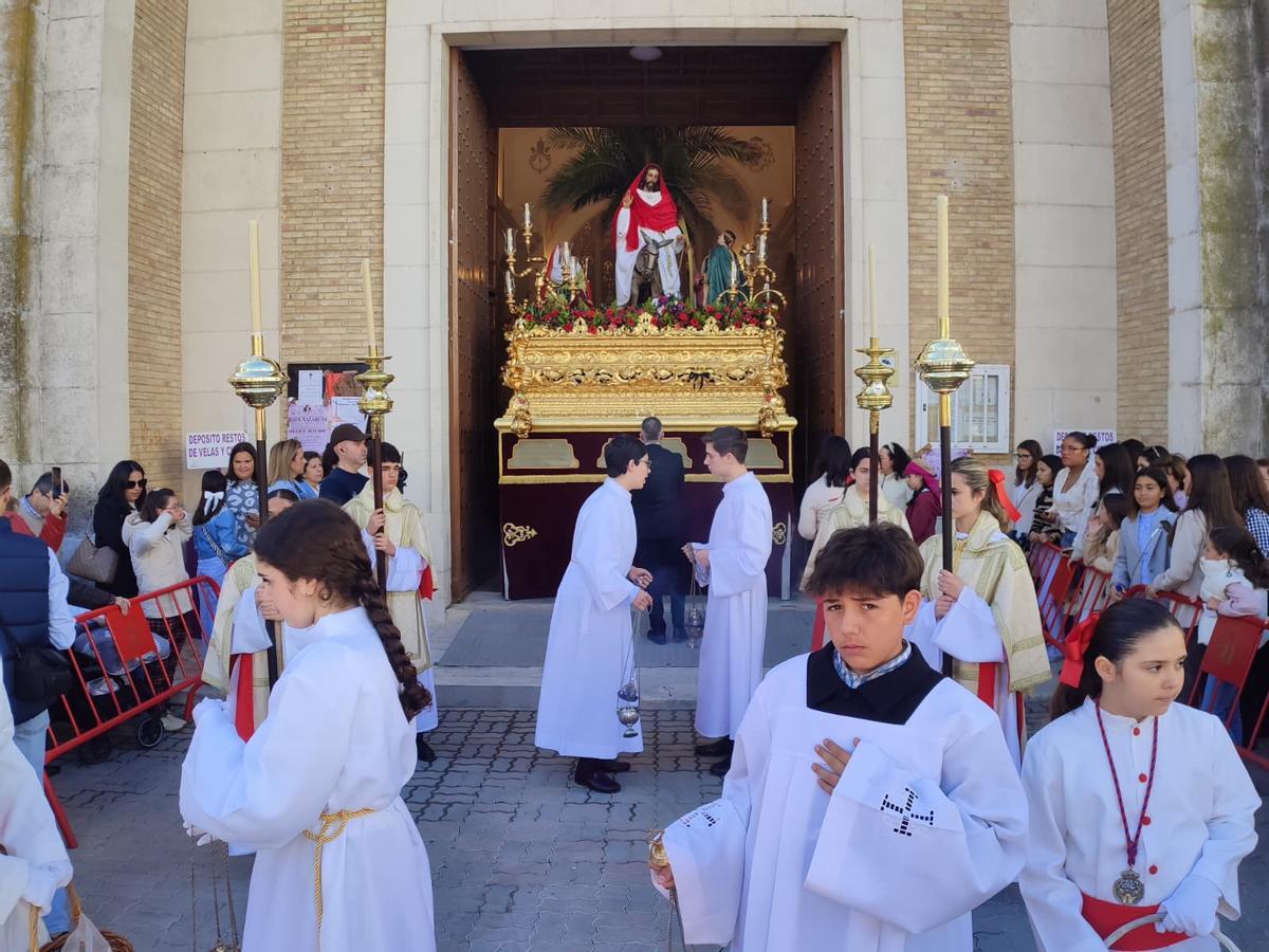 Salida procesional durante la mañana del Domingo de Ramos en Puente Genil.