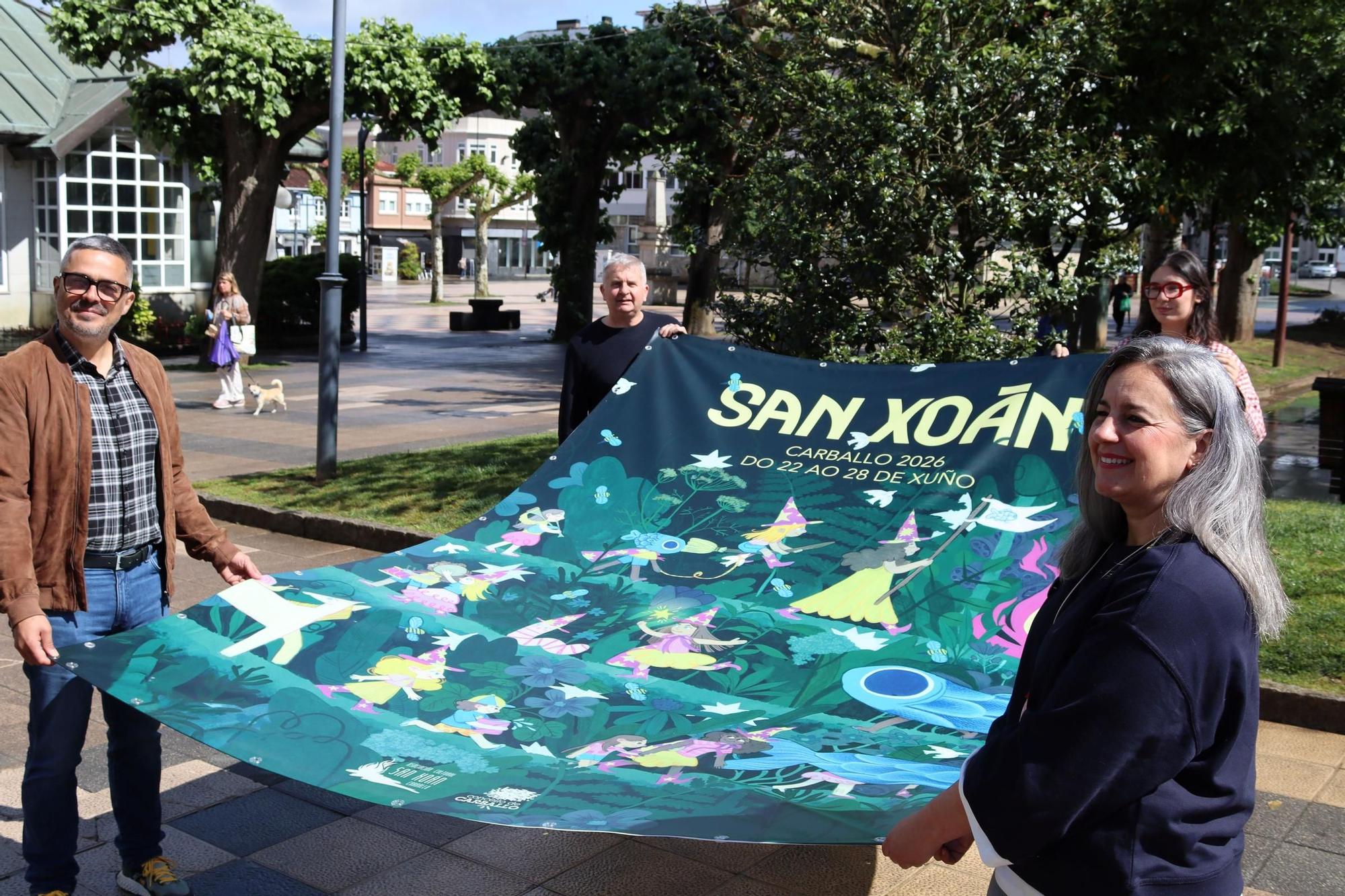 Daniel Pérez, esquerda, Sergio Varela, Isa Bermúdez e Maruxa Suárez co cartel do San Xoán.