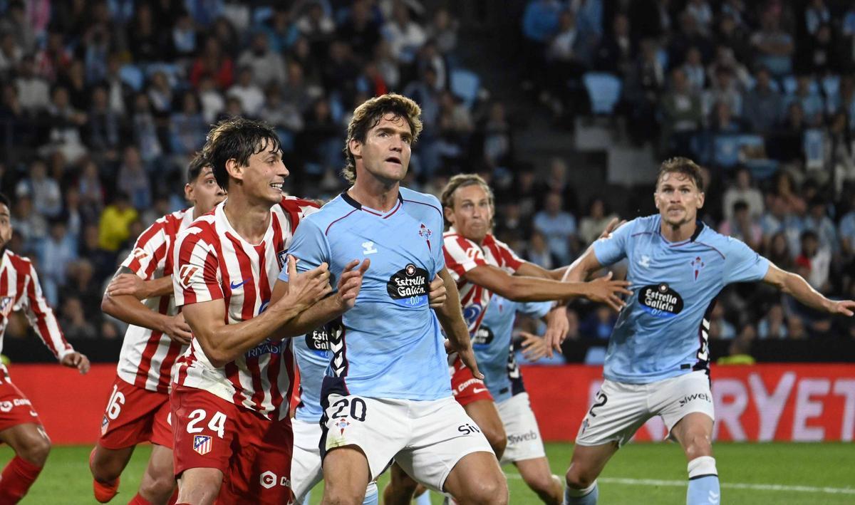 Marcos y Starfelt, durante el partido ante el Atlético.