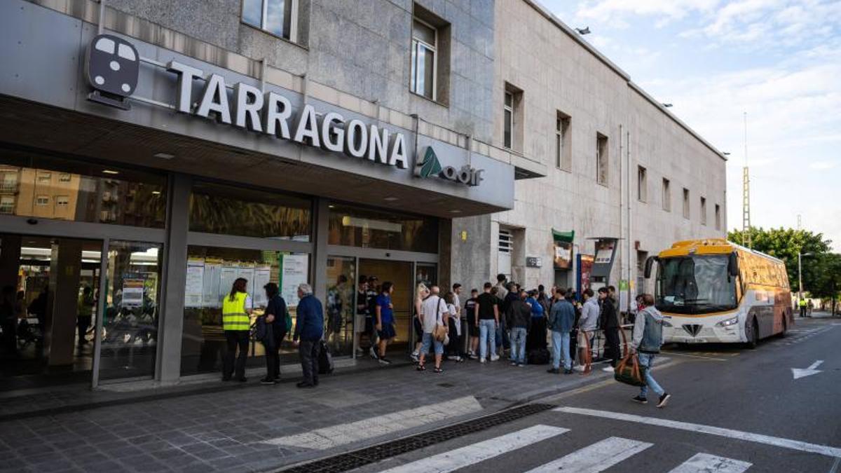 Se habilitará un servicio alternativo por carretera entre las estaciones de Tarragona y Salou-PortAventura.