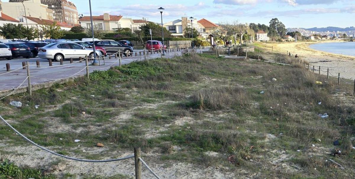Restos de plásticos que trajo el mar a las dunas de Rodeira |  G.N.