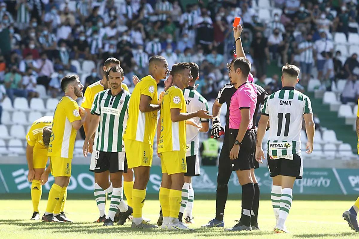 Miranda Bolaño muestra una tarjeta amarilla a un rival en el Córdoba CF-UD San Fernando del curso 2021-2022.