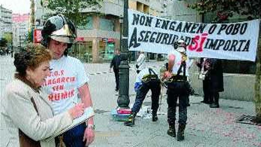 Los miembros del Grumir recogen firmas en la Plaza de Galicia. / iñáki abella