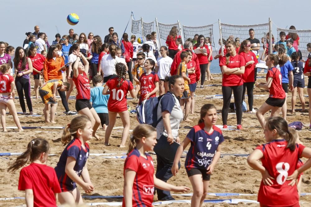 Competición de volley playa en Poniente