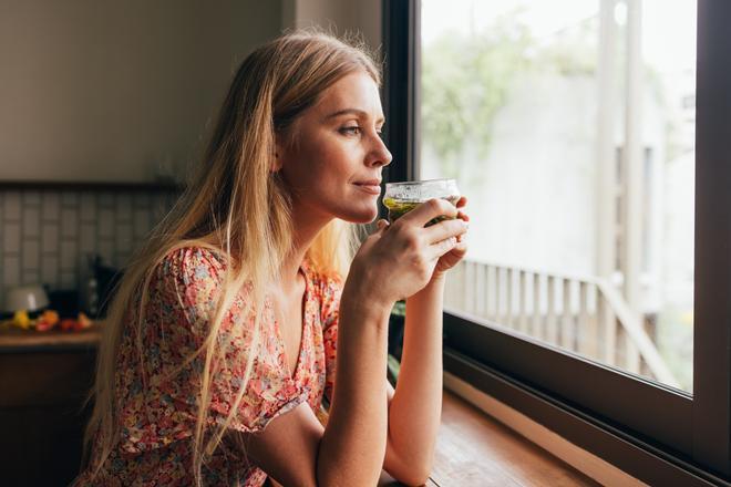 Una mujer bebiendo té verde