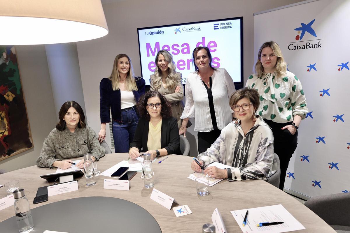 Las participantes de la mesa redonda, de izquierda a derecha: Loles Petit, María Sánchez, Ana García, Esther Cerdán, Ana Jiménez, Marian Vicente y Almudena Abellán.