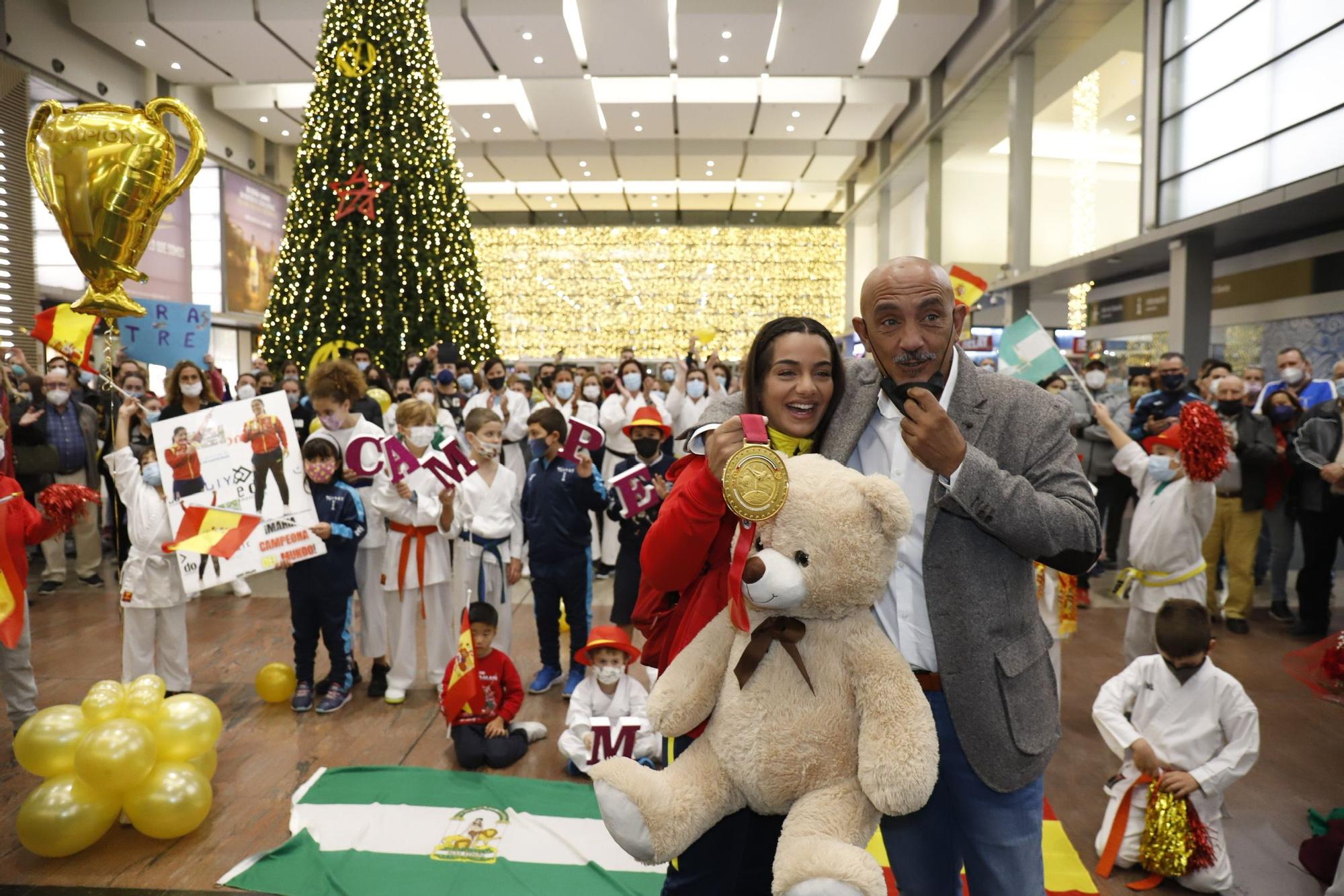 María Torres ya está en Málaga con su oro mundial en kárate