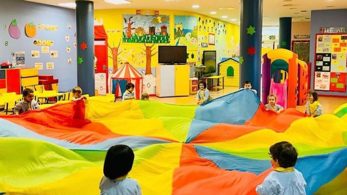 Niños y niñas de la escuela infantil bilingüe de Os Pequerrechos de A Zapateira realizando una actividad.   | // L. O.