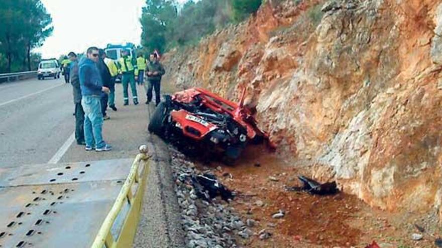 Varios testigos observan el superdeportivo destrozado.