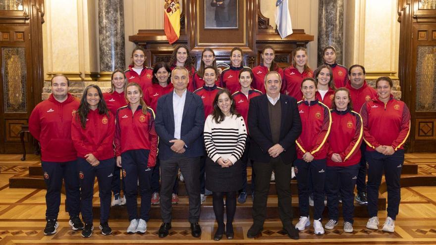 La selección, ayer, en el Ayuntamiento.