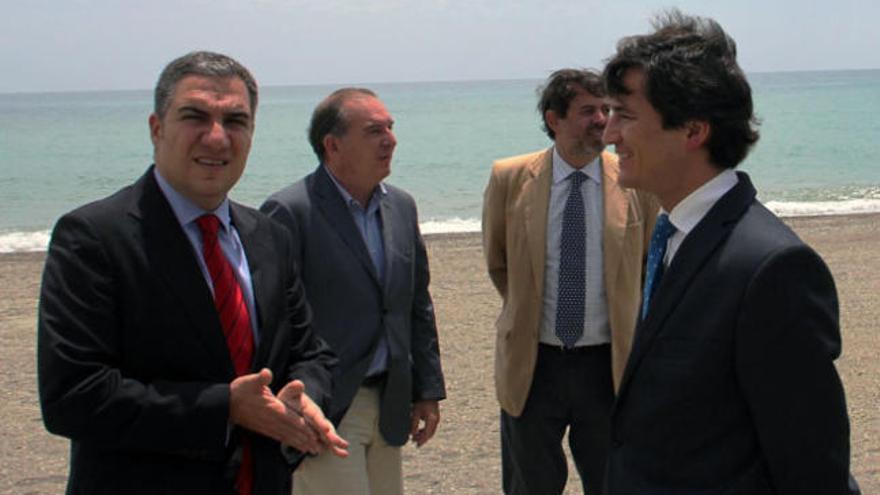 Bendodo, Bonilla, Ramos y Bernal, ayer, en las playas de Torre del Mar.