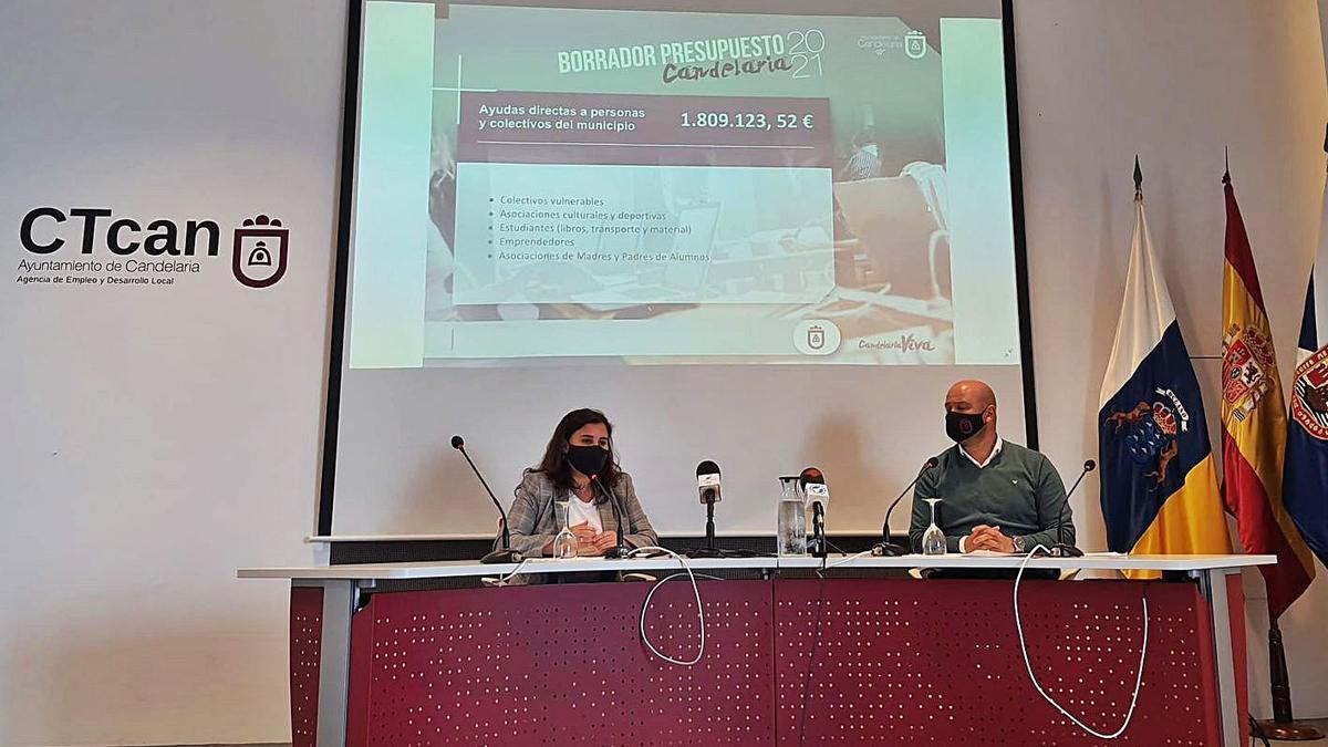 La alcaldesa de Candelaria, Mari Brito, y el edil de Hacienda, Airam Pérez, en la presentación de ayer.