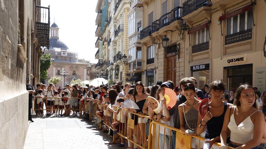 Colas en les Corts para el nombramiento de Ferran Torres en imagen y embajador de la Comunitat Valenciana