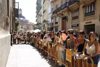 Colas en les Corts para el nombramiento de Ferran Torres en imagen y embajador de la Comunitat Valenciana