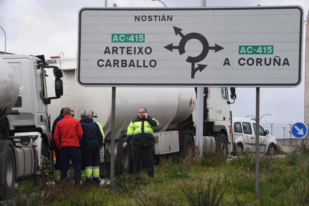 Varias veces al mes los transportistas ocupan las aceras mientras esperan para entrar a CLH.