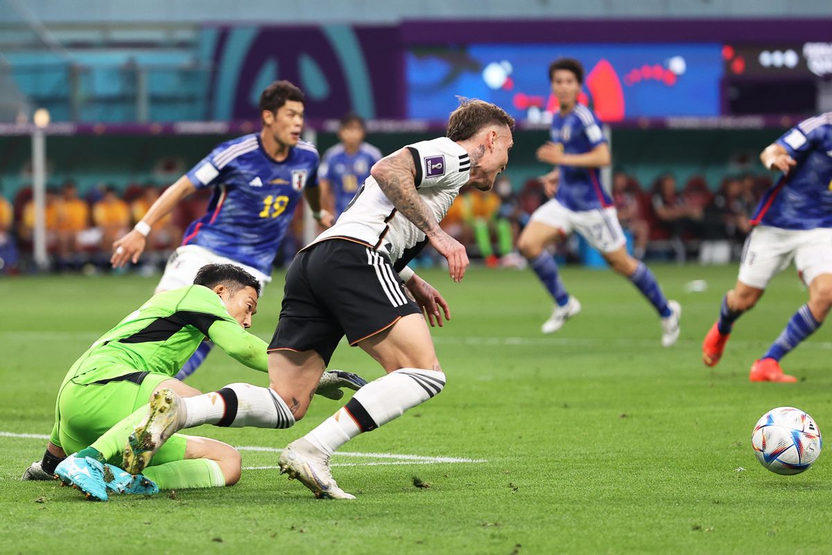 Doha (Qatar), 23/11/2022.- David Raum (C) of Germany is fouled by Japan’s goalkeeper Shuichi Gonda (L) in the penalty box during the FIFA World Cup 2022 group E soccer match between Germany and Japan at Khalifa International Stadium in Doha, Qatar, 23 November 2022. (Mundial de Fútbol, Alemania, Japón, Catar) EFE/EPA/Tolga Bozoglu