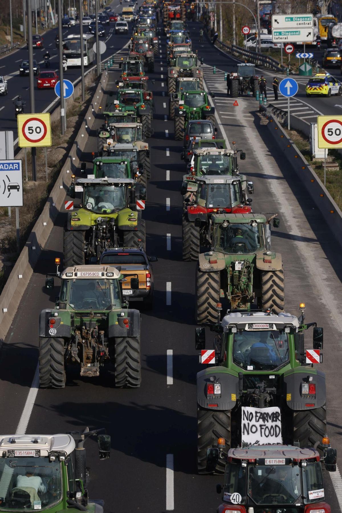 Los tractores circulan por las calles de Barcelona