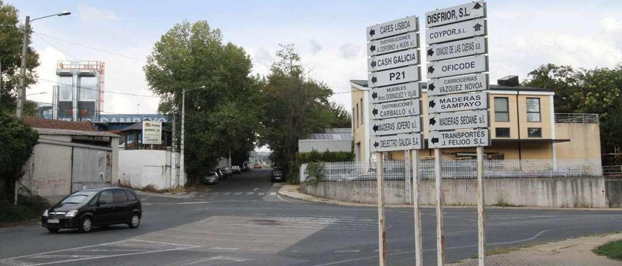 Entrada a la zona industrial de As Coiñás en el barrio de O Vinteún. // Iñaki Osorio