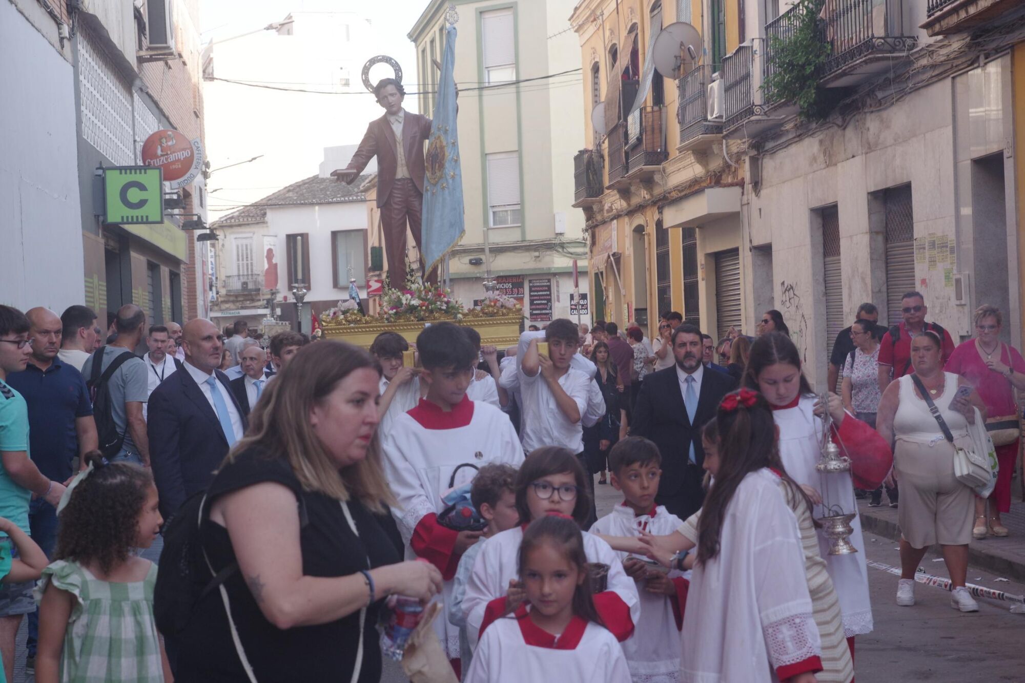 Salida procesional de María Auxiliadora por Capuchinos en 2025