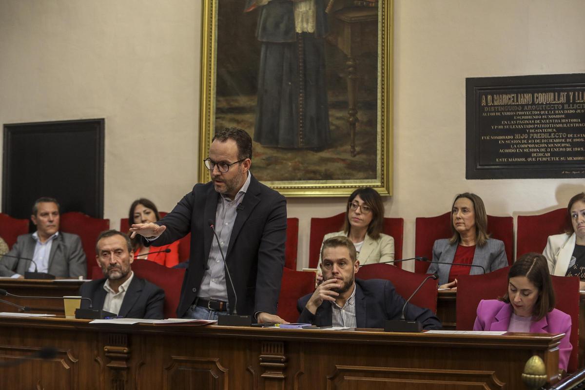 El portavoz del PSOE, Héctor Díez, el pasado martes durante el pleno sobre la amnistía en Elche