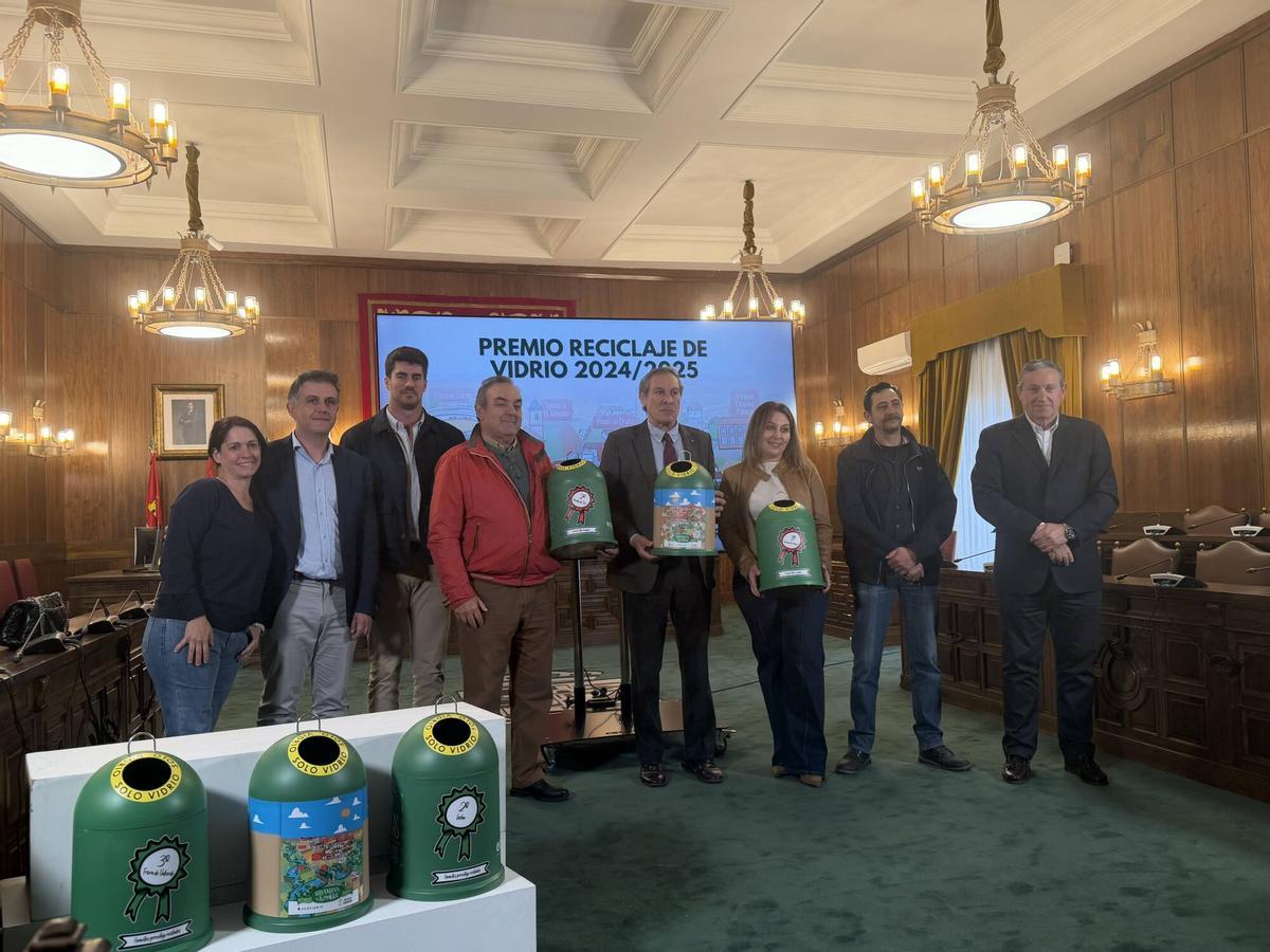 Zamora. El presidente de la Diputación de Zamora, Javier Faúndez Domínguez, entrega los Premios Reciclaje Ecovidrio 2024/2025 a localidades de la provincia de menos de 1.000 habitantes