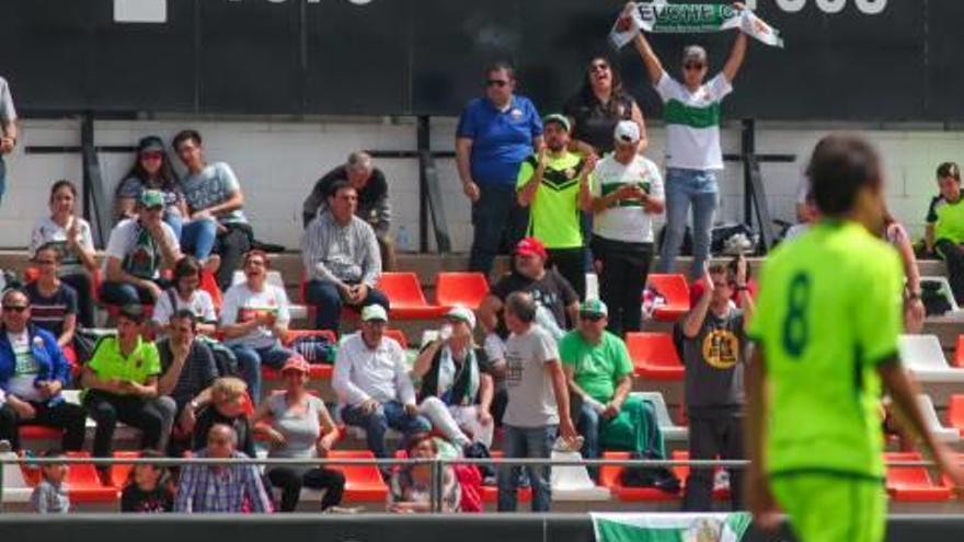 Seguidores del Elche en la grada durante el partido que enfrentó al Elche con el Mestalla en Paterna.