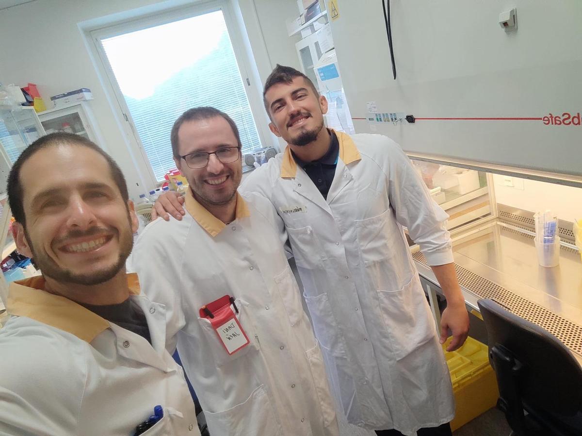 Xisco, Daniel y Víctor, juntos en un laboratorio.
