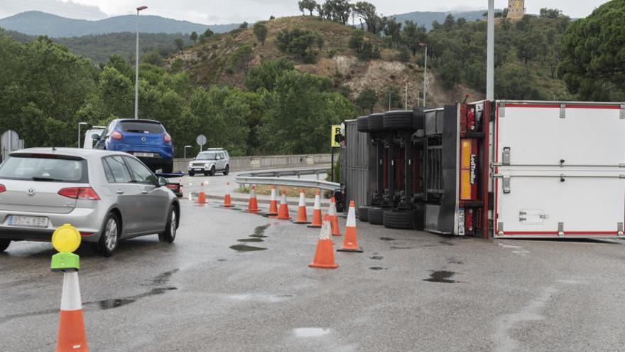 El camió bolcat a l&#039;espera de ser retirat