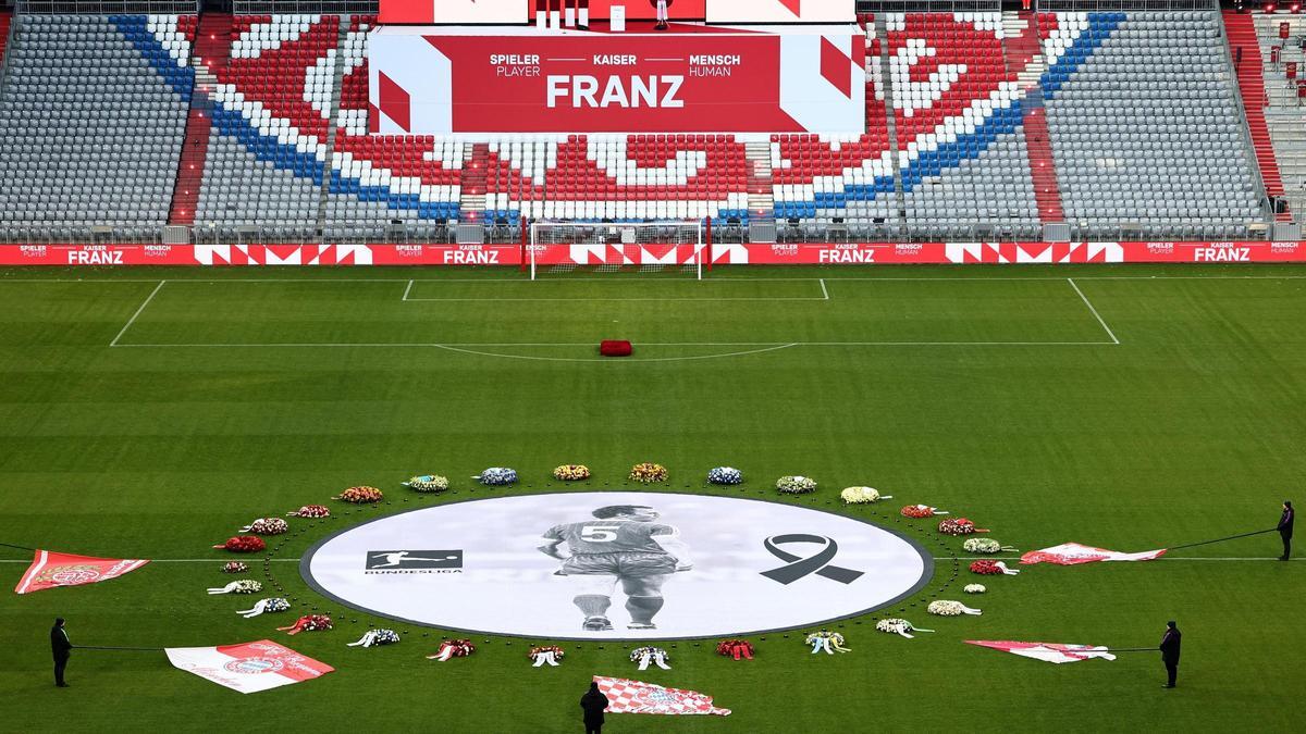 Vista general del Allianz Arena de Munich en el memorial dedicado a Franz Beckenbauer.