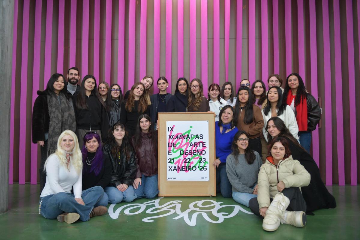 Estudiantes de la Escuela de Arte Superior de Diseño Pablo Picasso de A Coruña que crearon el proyecto Bisiona de este año