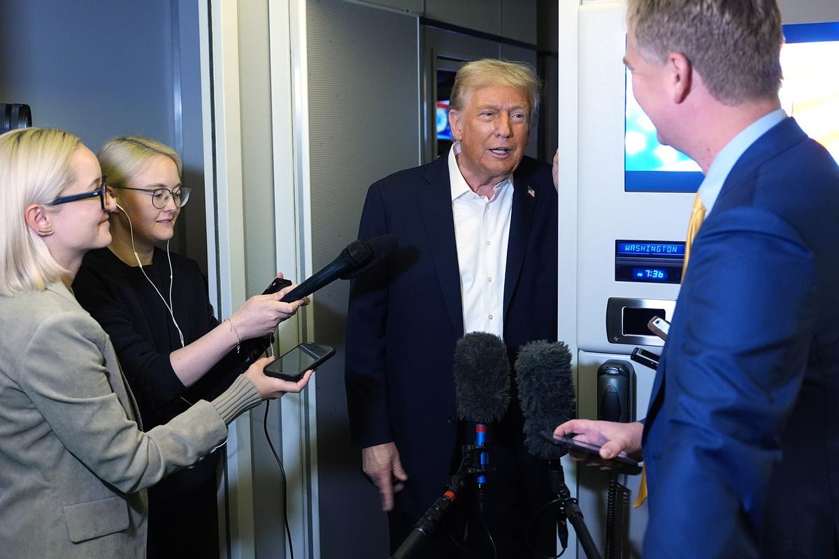 Trump atiende a los periodistas en una parada técnica del Air Force One en Inglaterra