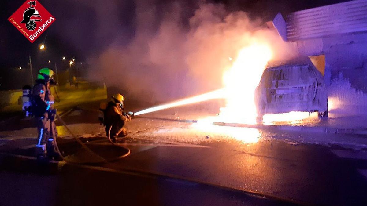 Intervención de los bomberos para sofocar las llamas en el vehículo