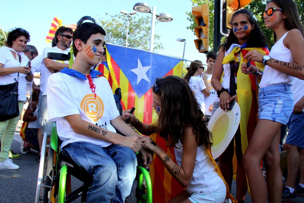 Milers de persones bateguen a Salt per Catalunya