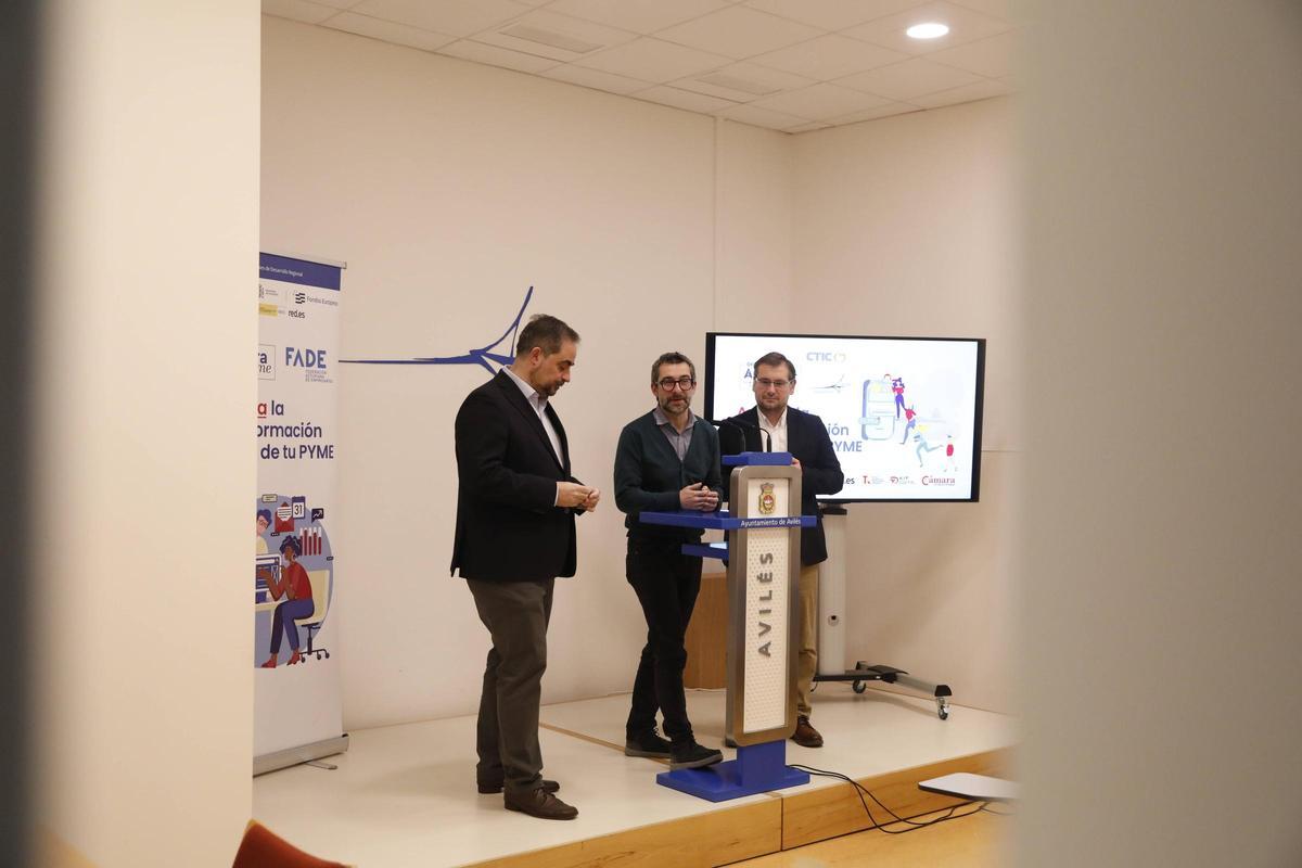 Jorge Enríquez, Manuel Campa y Pablo Coca, este lunes en la sala de prensa municipal.