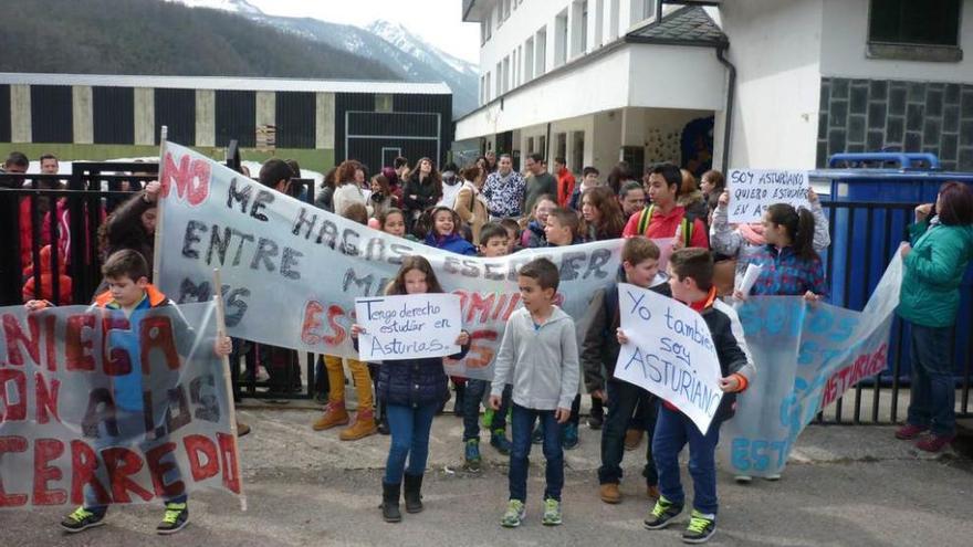 Alumnos de Cerredo en una manifestación el curso pasado a las puertas de su centro escolar.