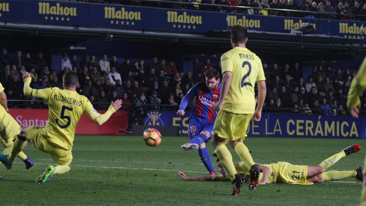 Leo Messi intenta el disparo durante el Villarreal-Barça de la Liga 2016/17 rodeado por Mateo Musacchio, Mario Gaspar y Bruno Soriano