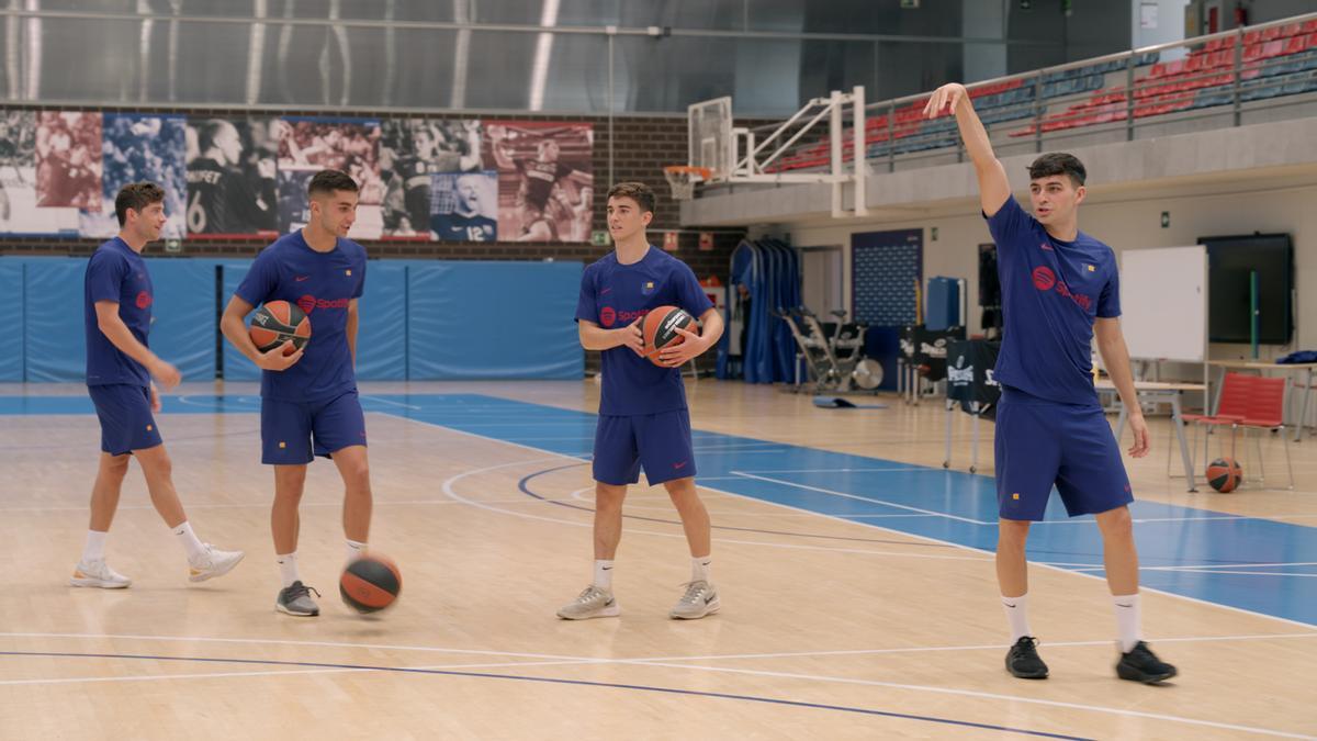 Los jugadores del Barça de fútbol, jugando a baloncesto.