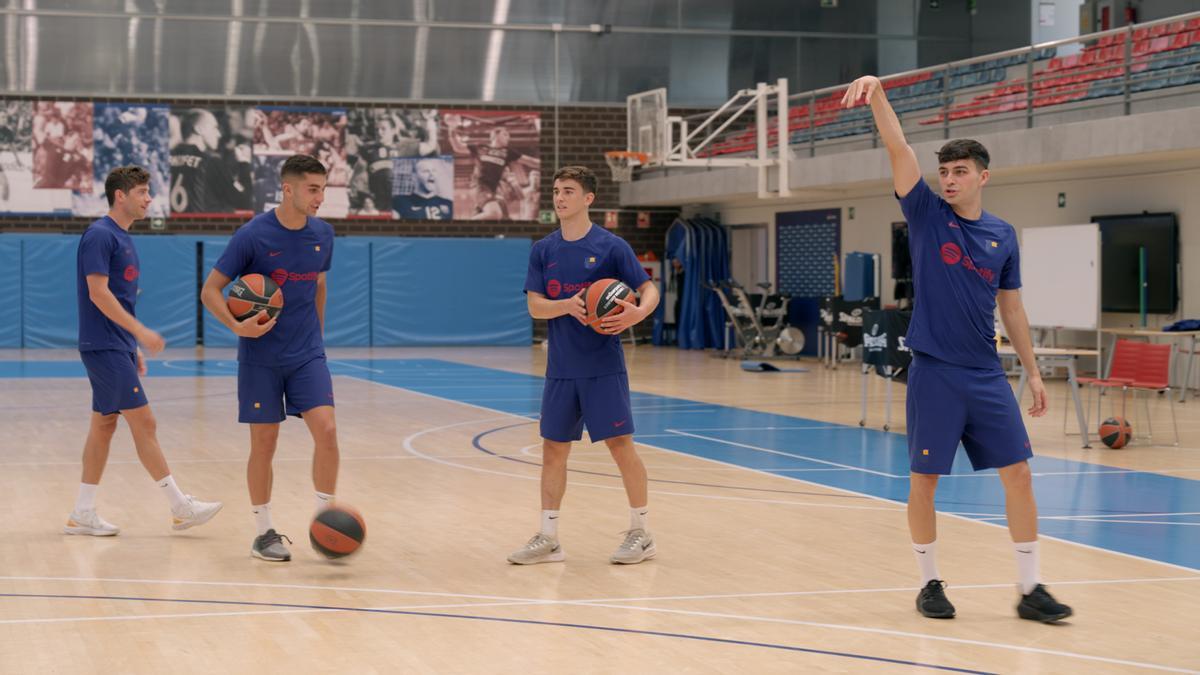 Los jugadores del Barça de fútbol, jugando a baloncesto. Los jugadores del Barça de fútbol, jugando a baloncesto.