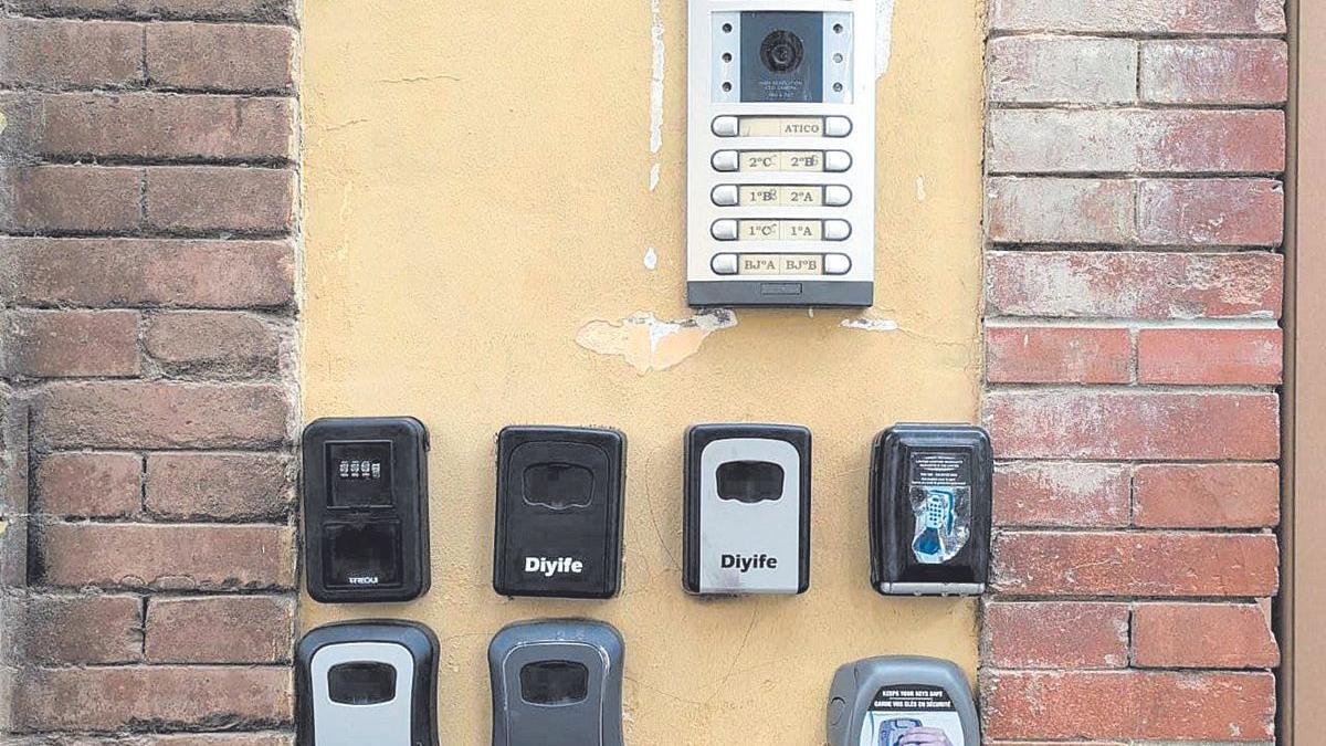 Candados de viviendas turísticas en un portal de Málaga