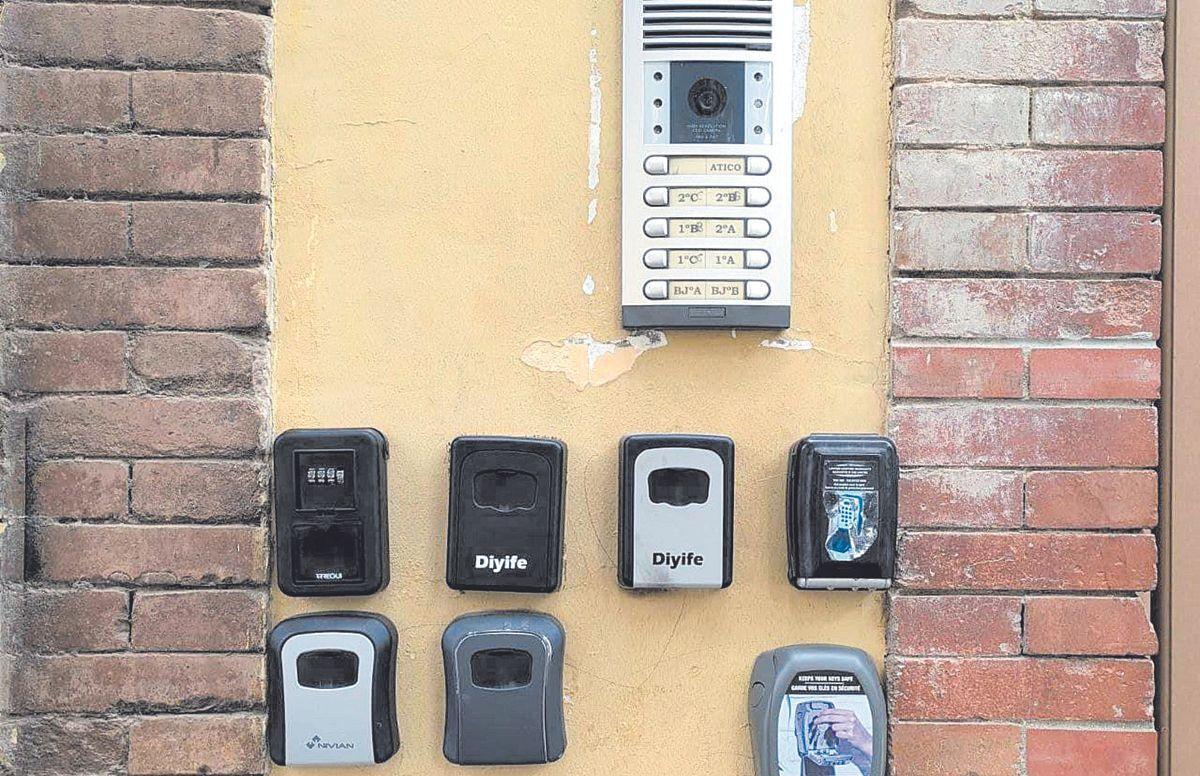 Candados de viviendas turísticas en un portal de Málaga