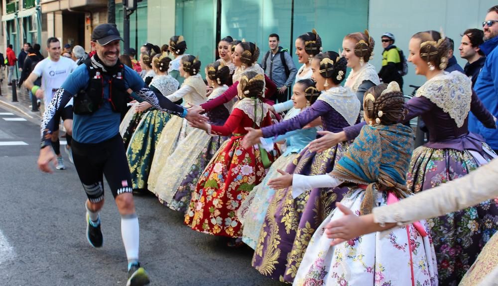 Falleras mayores, cortes de honor y comisiones, en el maratón