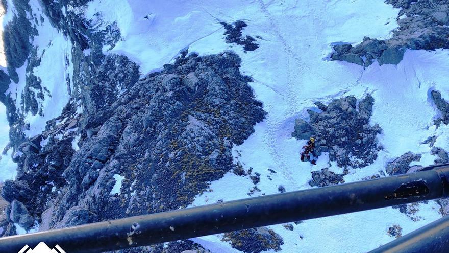 Rescate a más de 2.000 metros de altura: herida una montañera de 32 años al sufrir una caída en la Norte de Peñaubiña