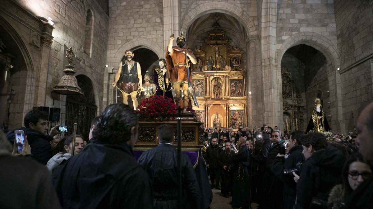 Baile del Cinco de Copas (Jesús Camino del Calvario) en San Juan, en la madrugada del Viernes Santo