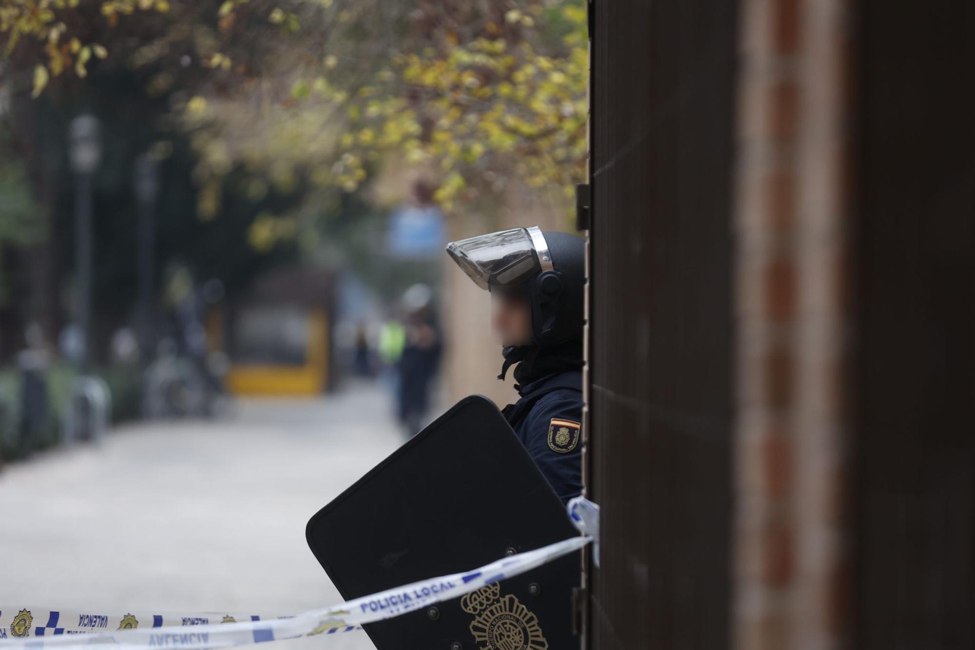 Un hombre se atrinchera armado en su vivienda en el barrio de Benimaclet