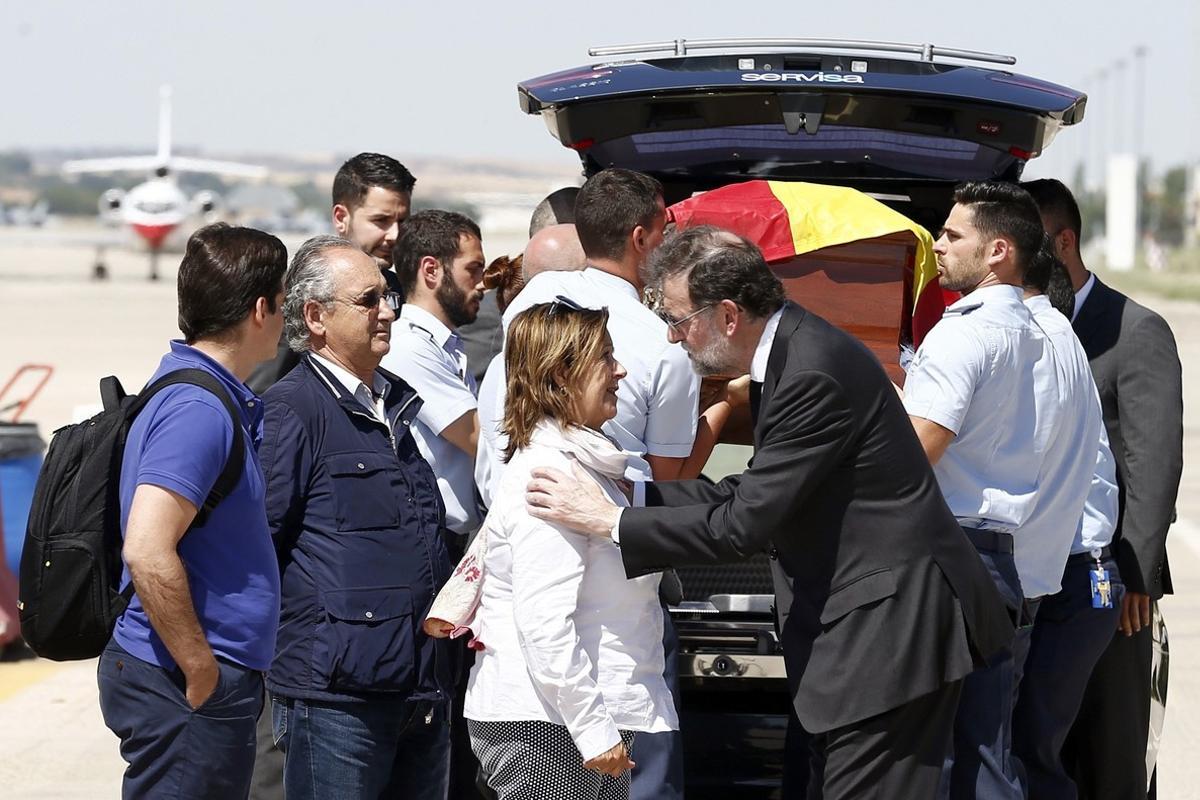 GRA314  TORREJON DE ARDOZ  C A MADRID   10 06 2017 - El presidente del Gobierno  Mariano Rajoy  d   saluda a la familia de Ignacio Echeverria  el joven fallecido el sabado pasado en los atentados de Londres  a la llegada del feretro del joven hoy en la base aerea de Torrejon de Ardoz  EFE Diego Crespo Presidencia del Gobierno