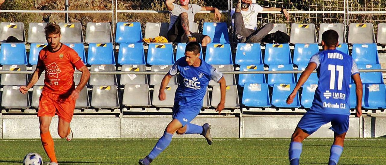 El capitán del Atzeneta, Paco Sáez, conduce el balón en un momento del choque ante Orihuela | ATZENETA UE