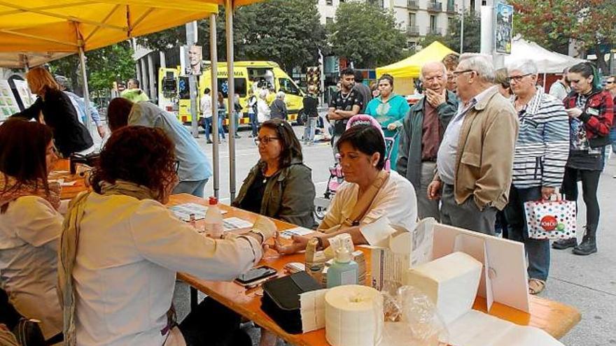 Cua a la parada on mesuraven els nivells de glucèmia i de colesterol