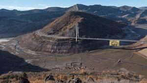 La pancarta desplegada por Greenpeace en el embalse de Barrios de Luna.