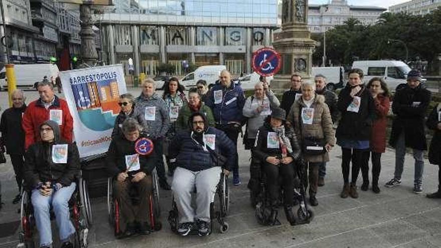 Personas con discapacidad, ayer, en el Obelisco.