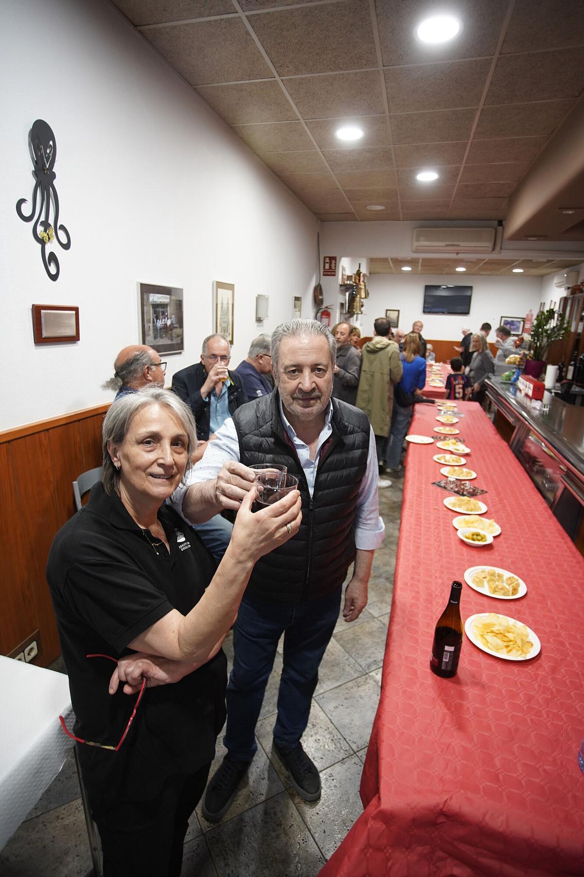 Girona restaurant aliança ( Heroïnes Santa Barbara, 3) 22 anys servint pop a Girona festa de comiat dels actuals amos de la Pulperia Aliança